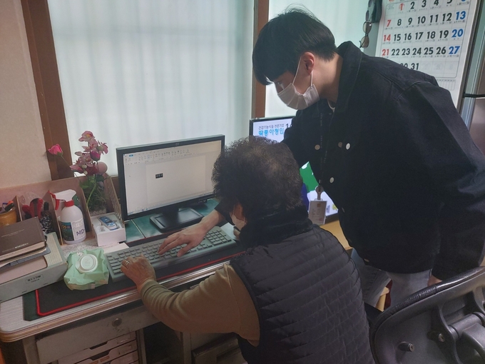 구리시는 지난 16일부터 어르신들의 대표적인 여가 복지 시설인 관내 경로당에 전산장비(PC, 모니터 등)를 보급한다. (사진=구리시 제공)