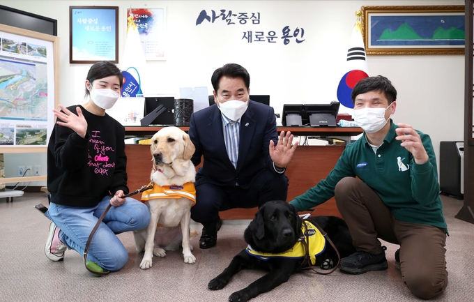 백군기 용인시장이 19일 삼성화재안내견학교 관계자들과 기념촬영을 하고 있다. (사진=용인시 제공)