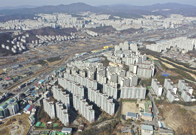 오세훈 서울시장의 재건축·재개발 규제 완화 당선 1호 공약으로 서울시 인접 경기도 부동산 전망에 이목이 집중 되고 있다. 사진은 19일 용인시 기흥구와 수지구의 아파트 단지 모습. (사진 = 황준선 기자)
