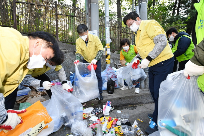 염태영 수원시장이 19일 오전 원천동 일대 쓰레기 분리수거 상황을 점검하고 있다. (사진=수원시 제공)