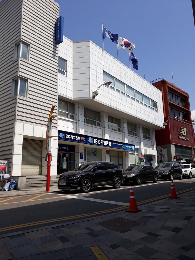 미술전시회가 자주 열렸던 옛 금융조합 건물. 현재 은행이 자리하고 있다.