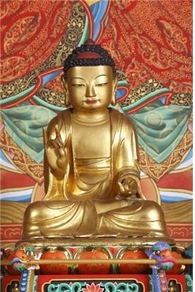 경기도유형문화재로 지정된 파주 성재암 목조아미타여래 좌상.
