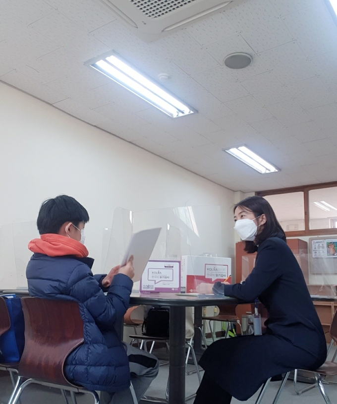 구리남양주교육지원청이 학습지원 대상 초·중학생 120명의 개별적 학습부진 요인을 정확하게 진단해 정규 수업시간 이후 학교로 찾아가는 ‘1:1 맞춤 학습상담’을 진행하고 있다. (사진=구리남양주교육지원청 제공)