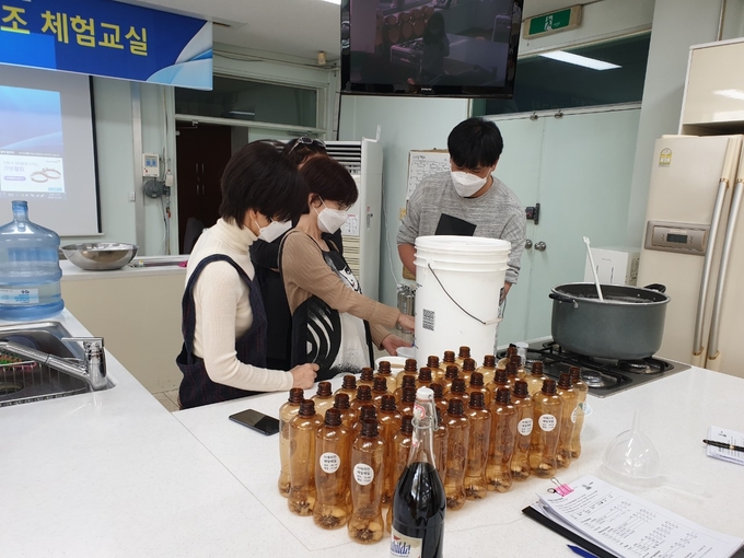 파주시의 수제 와인 및 맥주제조 교실 수강모습. (사진=파주시 제공)