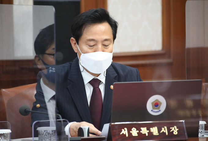오세훈 서울시장이 20일 오전 정부서울청사에서 열린 국무회의에 참석해 있다. (사진=연합뉴스)