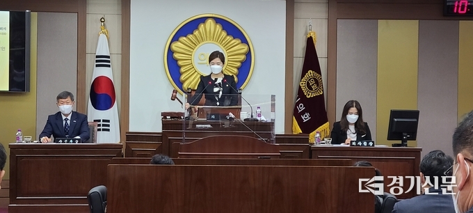 개회식 후 속개 된 제1차 본회의에서 손세화 의장이 의사봉을 두드려 안건이 통과되었음을 알리고 있다. (사진=문석완 기자)