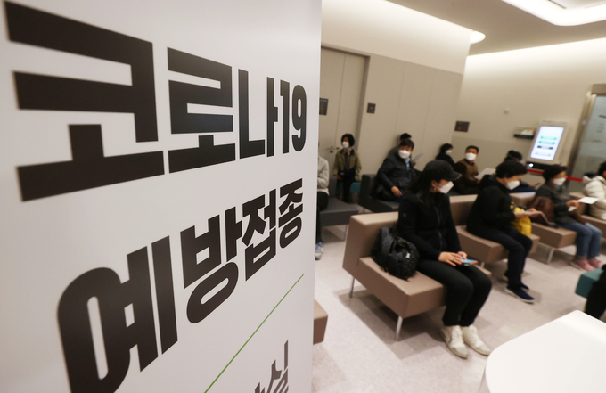 돌봄종사자와 항공업계 종사자의 백신 접종이 시작된 19일 오전 서울 강서구 부민병원에서 아스트라제네카 코로나19 백신 접종을 받기 위해 시민들이 대기하고 있다. (사진=연합뉴스)