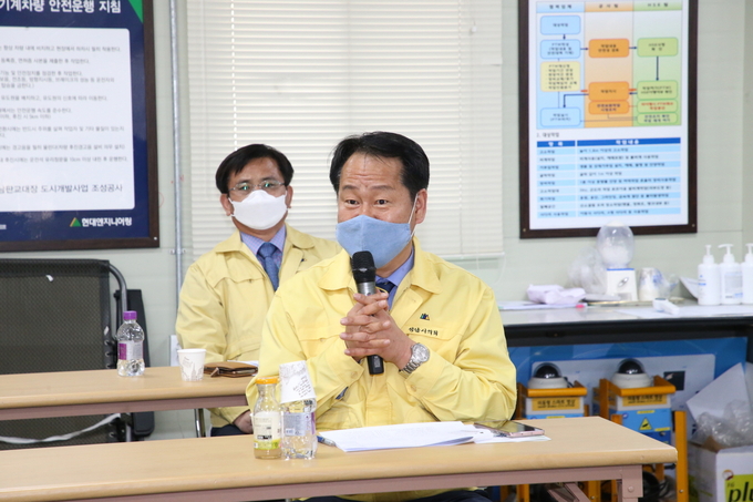 정윤 시의원이 입주를 앞둔 판교대장지구에 대해 관게기관 간담회에서 발언하고 있다. (사진=성남시의회 제공)