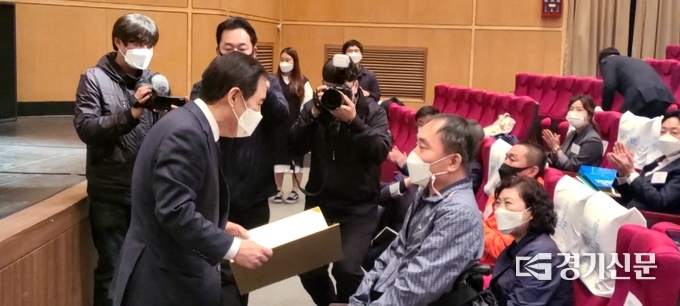 포천나눔의집 장애인 자립생활센터 인권강사 김대준씨에게 박윤국 포천시장이 시상하고 있다. (사진=문석완 기자)