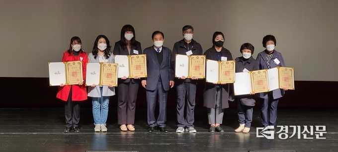 제41회 장애인의 날 기념식에서 수상자들이 박윤국 시장과 기념촬영하고 있다. (사진=문석완 기자)