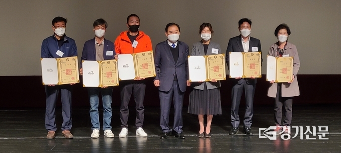 제41회 장애인의 날 기념식에서 수상자들이 박윤국 시장과 기념촬영하고 있다. (사진=문석완 기자)