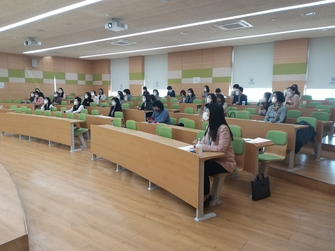 남양주시는 지난 19일 경복대학교 선덕관 세계인홀에서 국공립어린이집 원장을 대상으로 어린이집 운영의 건전성 제고 및 효율적인 시설 운영과 남양주시 공보육의 보육 품질 제고를 위한 역량강화 교육을 실시했다.(사진=남양주시 제공)