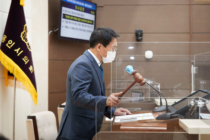'용인시의회 제254회 임시회 폐회'를 선언하는 김기준 의장 (사진=용인시의회 제공)