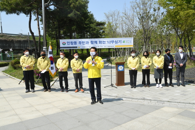 구리시는 지난 19일 인창동 주민과 함께하는 나무 심기 행사를 실시했다. (사진=구리시 제공)