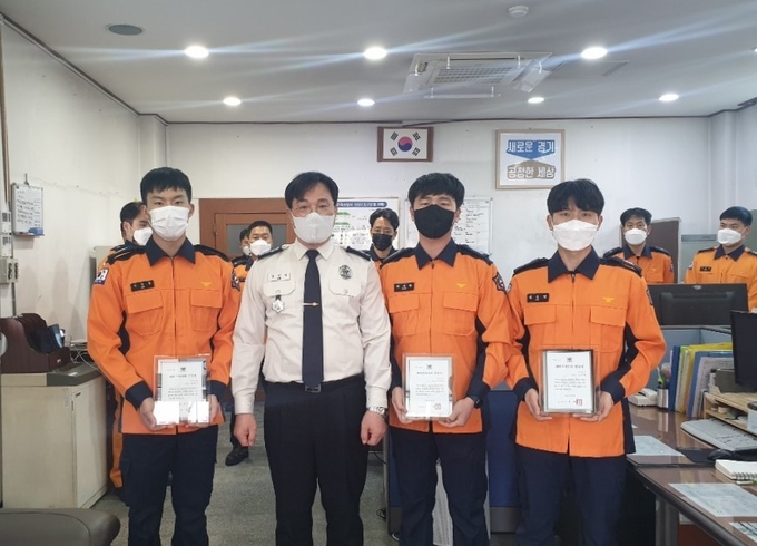 구리소방서 구조대원 5명(김대선, 박재훈, 임영훈, 신동철, 김진영)이 ‘라이프 세이버’에 선정됐다. (사진=구리소방서 제공)