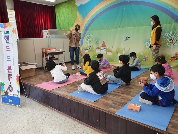 파주 영도초교 과학축제에서 학생들이 설명에 집중하고 있다. (사진=파주교육지원청 제공)