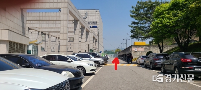 이 길의 끝에서 좌회전해야 조리원의 정문이 보인다. (사진=문석완 기자)