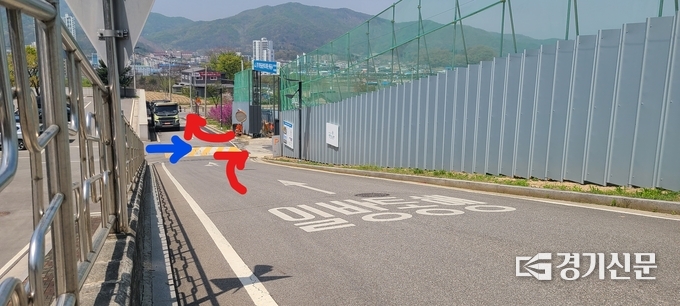 조리원 진출입로. 왼쪽 파란 화살표는 반월아트홀 주차장에서 차량이 나오는 방향이다. 교통 사고의 우려가 높다. (사진=문석완 기자)
