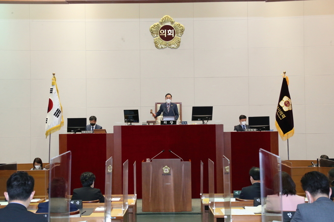 윤창근 의장이 제262회 임시회 폐회를 선언하고 있다. (사진=성남시의회 제공)