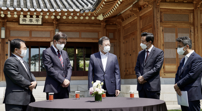 재인 대통령이 21일 청와대 상춘재에서 오세훈 서울시장, 박형준 부산시장과의 오찬 간담회에 앞서 환담하고 있다. 왼쪽부터 유영민 대통령 비서실장, 박형준 부산시장, 문 대통령, 오세훈 서울시장, 이철희 정무수석. (사진=연합뉴스)