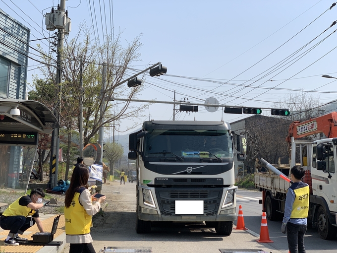 남양주시는 도로시설물 파손의 주범인 과적차량 근절을 위해 지난 20일 남양주남부경찰서와 합동으로 단속을 실시했다.(사진=남양주시 제공)