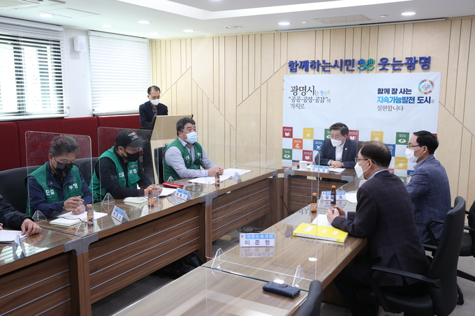 광명시는 관내 청소대행업체 환경미화원들의 노임단가 1%를 인상하는 등 처우개선을 위해 최선을 다하겠다고 21일 밝혔다.(사진=광명시 제공)<br>