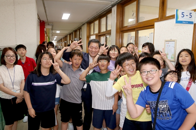 광명시는 관내 초·중·고등학생의 안전하고 건강한 학교생활을 위해 올해 학교 14곳에 노후시설 개선을 위한 환경개선사업비를 지원한다.(사진=광명시 제공)