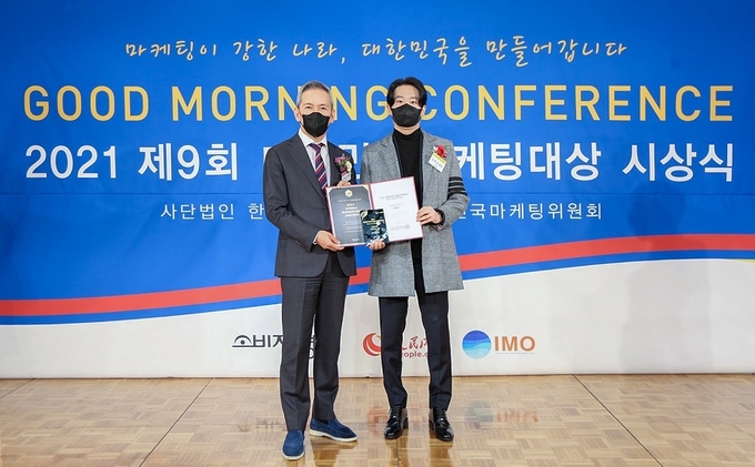 이환성 한국마케팅협회 이사(사진 왼쪽)와 임현섭 넷마블 뉴미디어 팀장(오른쪽)의 모습. (사진=넷마블)