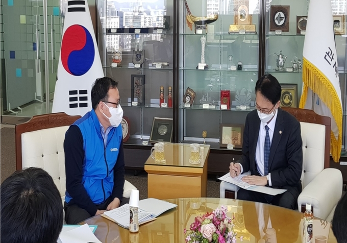 오태완 관세청공무원노동조합 위원장(사진 왼쪽)과 임재현 제31대 신임 관세청장(오른쪽)의 모습. (사진=관세청공무원노동조합 제공)
