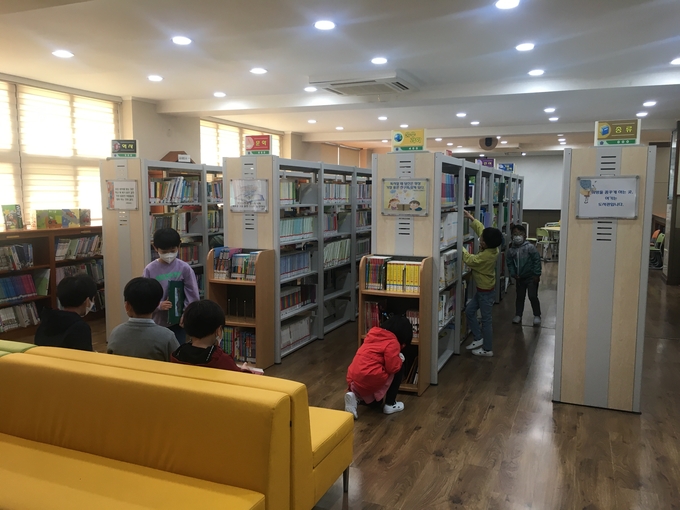 영화초등학교 도서관에서 학생들이 책을 고르고 있다. (사진=김민기 기자)