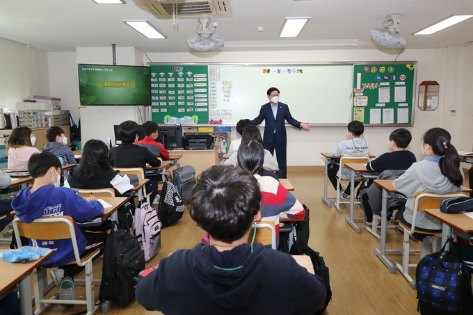 한대희 시장이 군포초등학교에서 1일 명예교사로 군포 문화재 등을 주제로 수업을 진행하고 있다.