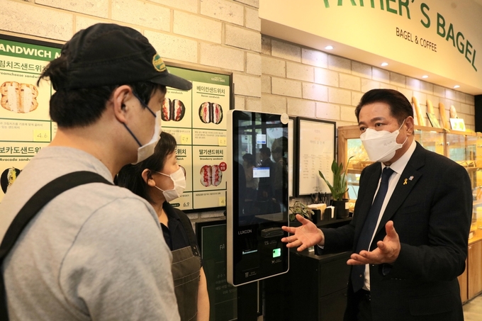 안양시가 신중년 대상 ‘스마트 생활가이드’ 교육을 실시했다.