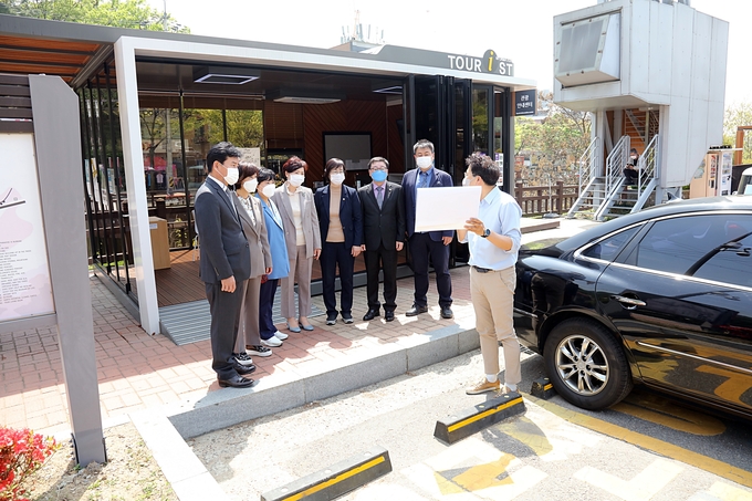 안양시의회 보사환경위원회가 임시회 기간 중 시민중심 현장 의정활동 펼치고 있다. 