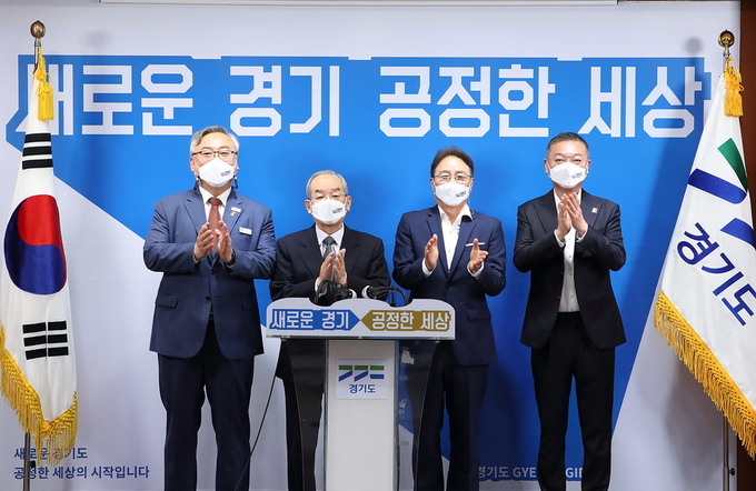 22일 오전 경기도청 브리핑룸에서 이재강 평화부지사(왼쪽부터), 임동원 조직위원장, 김의성 홍보대사, 김명곤 집행위원장이 2021 Let's DMZ 평화예술제 추진계획 관련 기자회견 후 기념촬영을 하고 있다. (사진= 경기도 제공)
