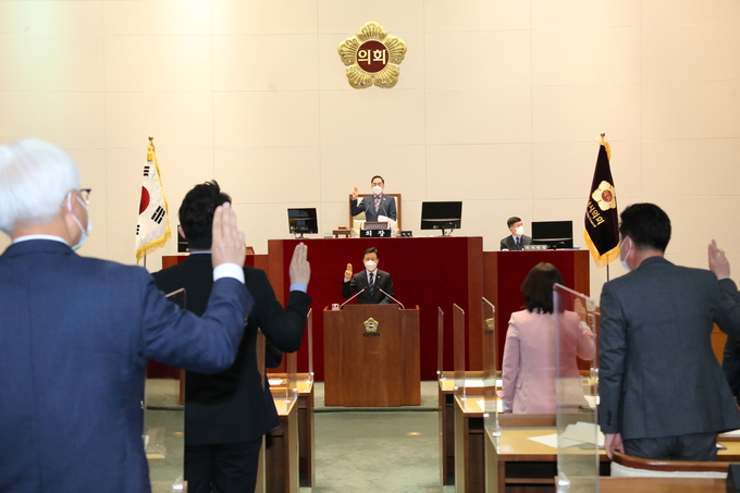의회 본회의장에서 의원 34명 전원이 손을 들어 미얀마 민주주의 회복을 촉구하고 있다. 사진=성남시의회