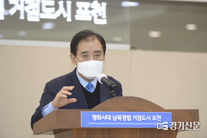 건축정책 관련단체 및 허가공무원 간담회에서 박윤국 시장이 그리는 포천 건축에 대해 말하고 있다. (사진=포천시 제공)