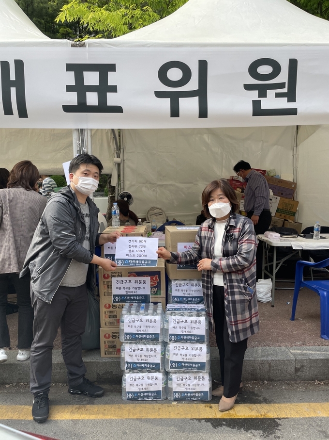 남양주시 다산동 소재 다산새마을금고는 다산동 주상복합건물 화재로 어려움을 겪고 있는 이재민들을 돕기 위해 총 726만원 상당의 후원물품을 기부했다.(사진=남양주시 제공)