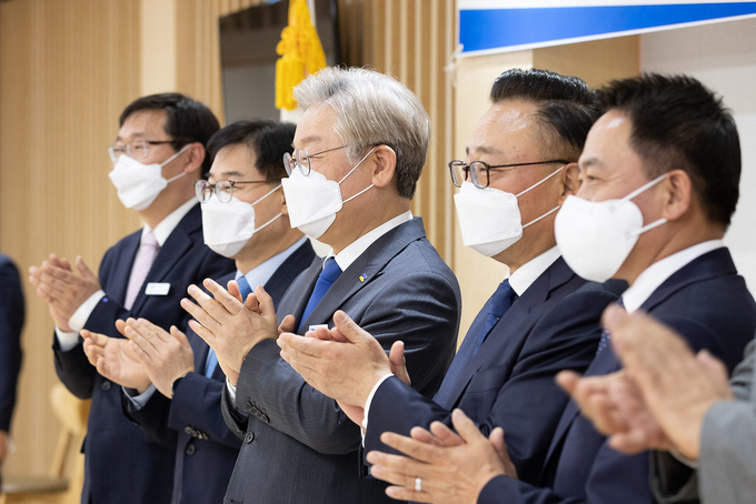 22일 오후 경기도청 신관 상황실에서 이재명 경기도지사, 고동진 삼성전자(주)대표이사 사장, 주은기 삼성전자(주)상생협력센터장, 최윤호 삼성전자(주)경영지원실장, 김기덕 AI산업전략관, 류광열 경제실장이 참석한 가운데 경기지역화폐 모바일 간편결제 도입 협약식에서 기념촬영을 하고 있다. (사진= 경기도 제공)