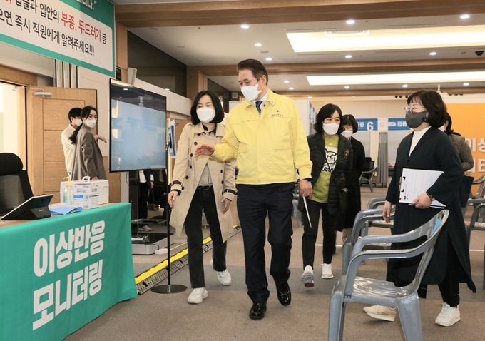 최대호 안양시장이 안양 아트센터를 방문해 코로나19 예방접종 종사자들을 겪려하고 있다.