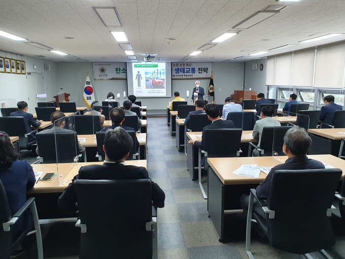 박용남 소장을 초청한 특강이 성남시의회에서 진행되고 있다. (사진=성남시의회 제공)