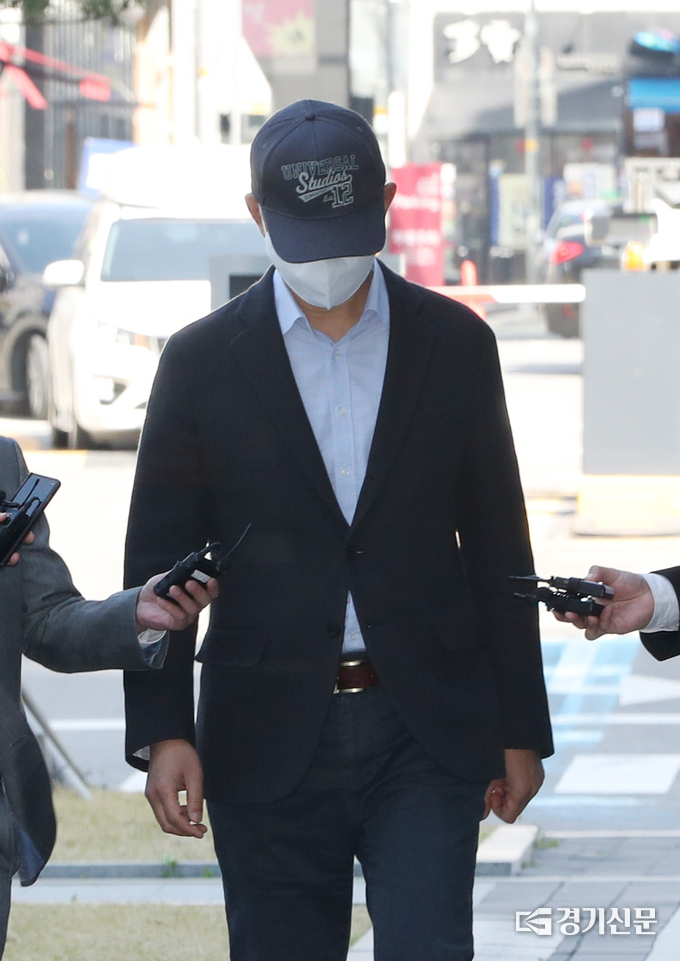 용인 반도체 클러스터 예정지 인근 땅 투기 의혹을 받는 전 경기도청 공무원 A씨가 8일 구속 전 피의자 심문을 받기 위해 수원지방법원에 들어가고 있다. (사진=조병석 기자)
