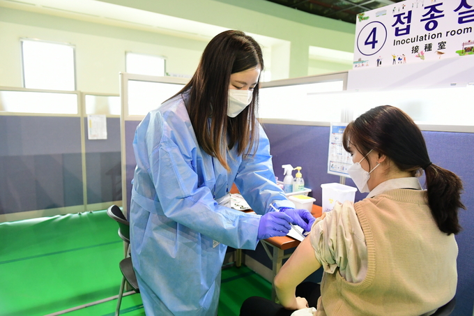 화성시가 오는 29일부터 2차 백신 접종을 앞두고 실제상황처럼 모의접종 훈련을 실시했다. (사진=화성시 제공)