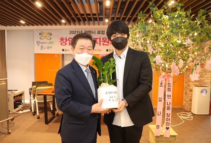 광명시가 청년창업자금 및 로컬스타트업 육성사업 약정식을 개최한 가운데 박승원 광명시장이 기념촬영을 하고 있다. (사진=광명시 제공)