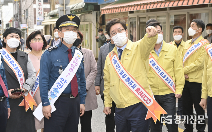 염태영(오른쪽) 수원시장과 김원준(왼쪽) 경기남부경찰청장이 지난 20일 수원시 팔달구 수원역 인근 성매매업소 집결지에서 수원역 여성안심구역 합동 테마순찰을 돌며 범죄취약요소 파악과 방범시설물 점검을 하고 있다. (사진=황준선 기자)
