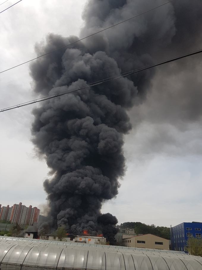 24일 용인시 처인구 고림동의 한 공장에서 발생한 화재 현장 모습(사진=용인시민 제공)