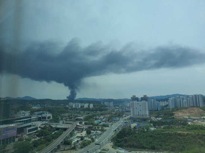24일 용인시 처인구 고림동의 한 공장 화재에서 발생한 연기가 처인구 일대를 덮고 있는 사진 (사진=용인시민 제공)