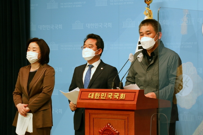 정의당 심상정(왼쪽부터), 더불어민주당 민병덕, 국민의힘 최승재 의원이 25일 국회 소통관에서 손실보상 소급적용을 위한 3당 의원 공동기자회견을 하고 있다. 