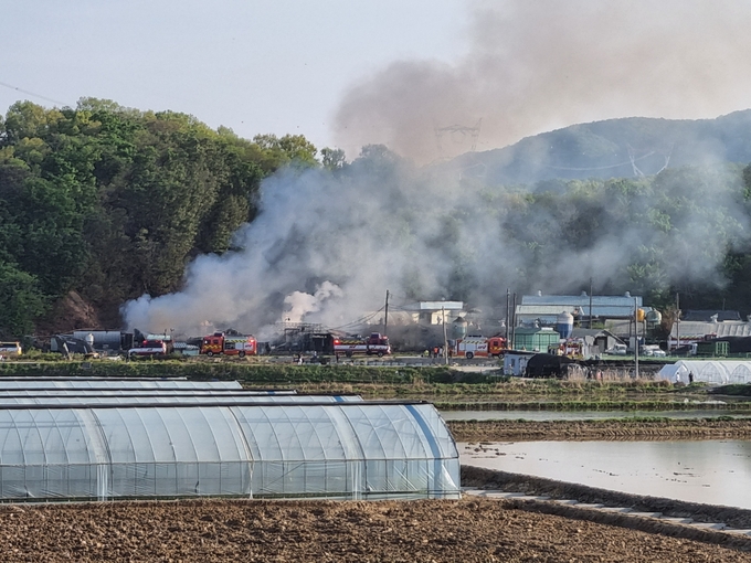 용인시 처인구 원삼면 한 오리농장에서 진화 작업을 진행하고 있는 소방 대원들의 모습 (사진=조병석 기자)