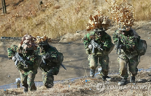 경북 영천 3사관학교 각개전투교장에서 여성 사관생도들이 기초군사훈련에 임하고 있다. (사진=연합뉴스 자료사진)
