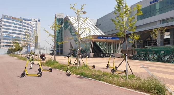 파주시 야당역 인근에 무질서하게 놓여 있는 킥보드들. (사진=파주시 제공)